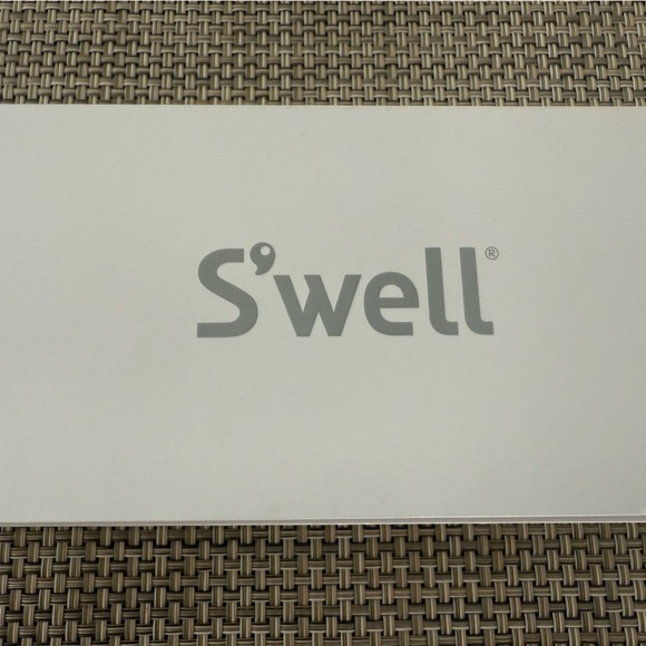 🆕 S’well swell stainless steel hot cold bottle Apple HQ logo Mothership store 🍎 - Picture 9 of 11